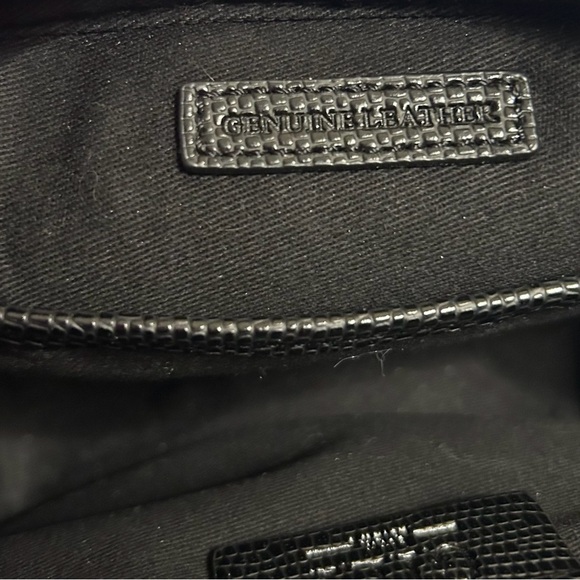 G.I.L.I. Got It. Love It. snakeskin print leather crossbody purse. - Picture 4 of 7